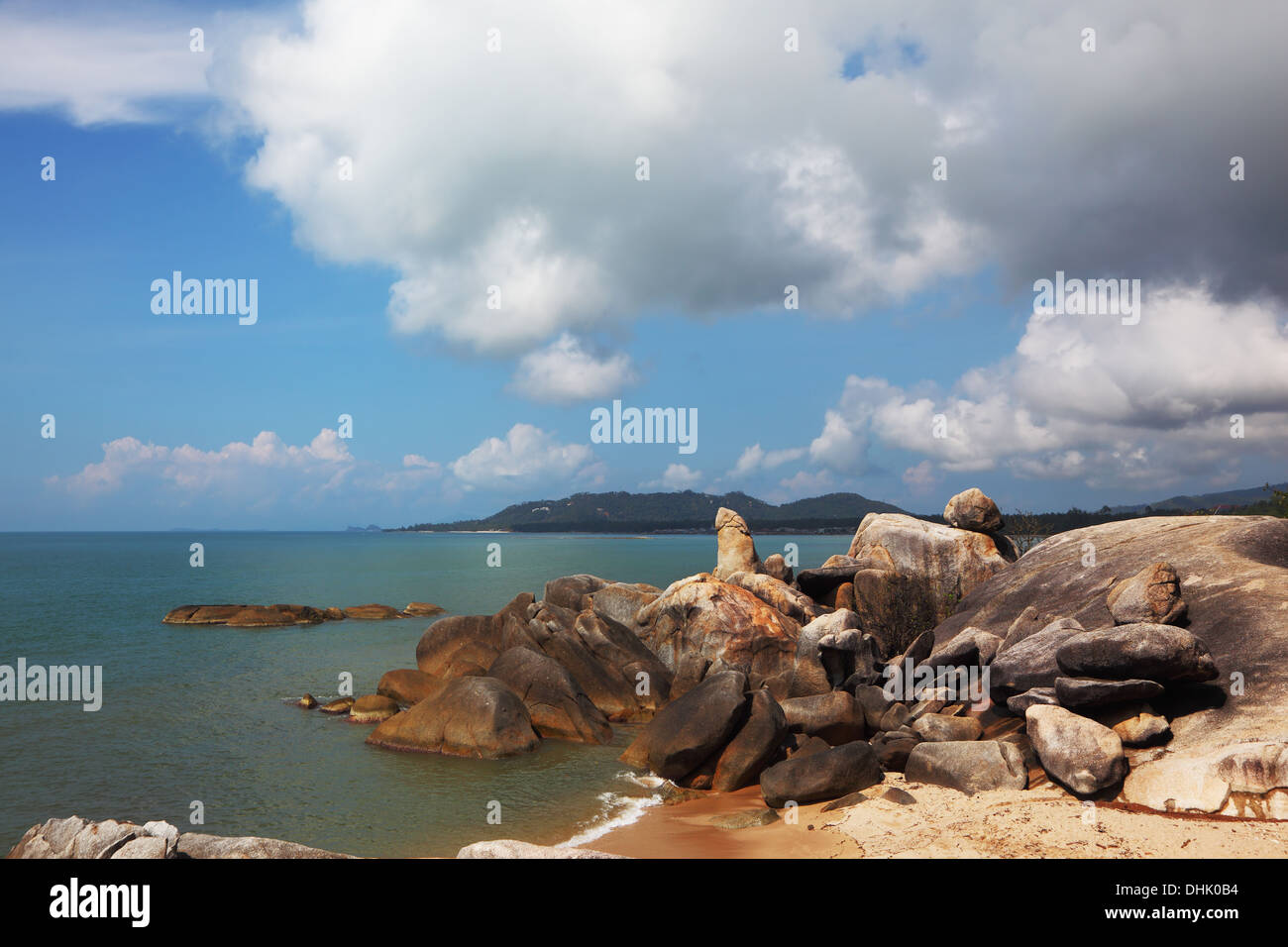Un pintoresco montón de rocas en la costa Foto de stock
