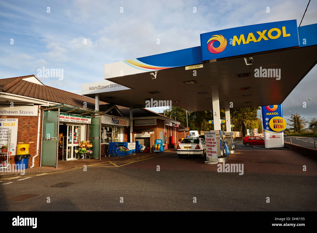 Pequeño local rural maxol gasolinera con tienda y post office en el reino unido Foto de stock