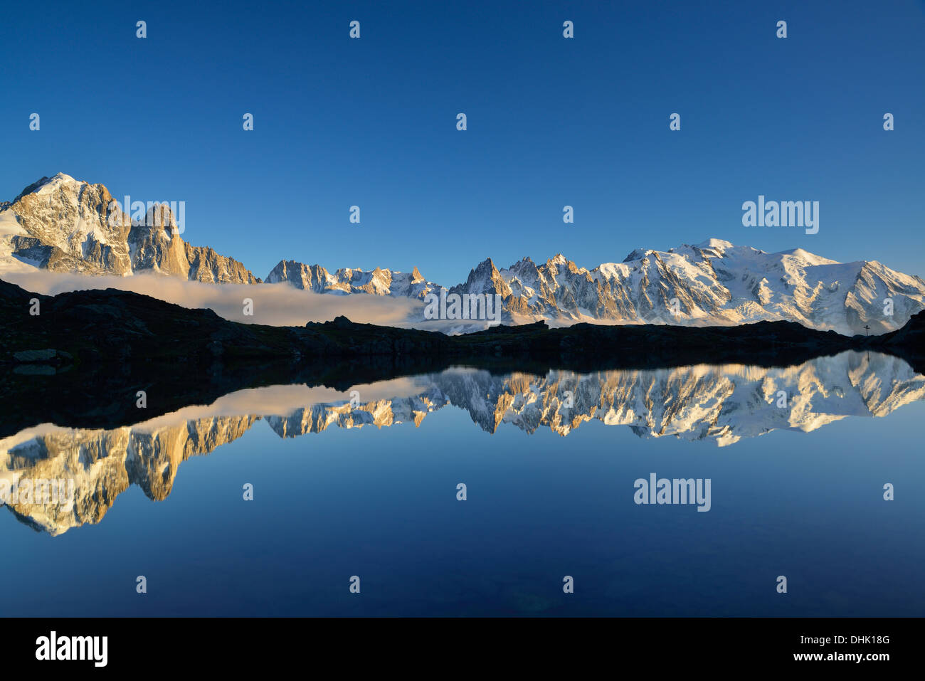 El Mont Blanc gama reflejando en un lago de montaña, el rango del Mont Blanc, Chamonix, Saboya, Francia Foto de stock