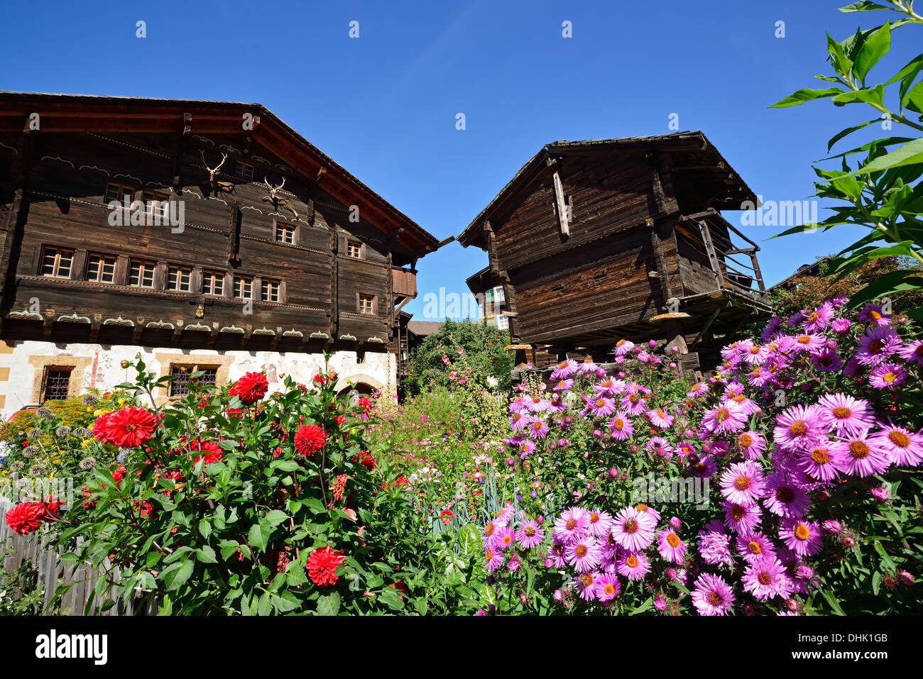 Jardín y casa de madera tradicional, Valais, Suiza Foto de stock