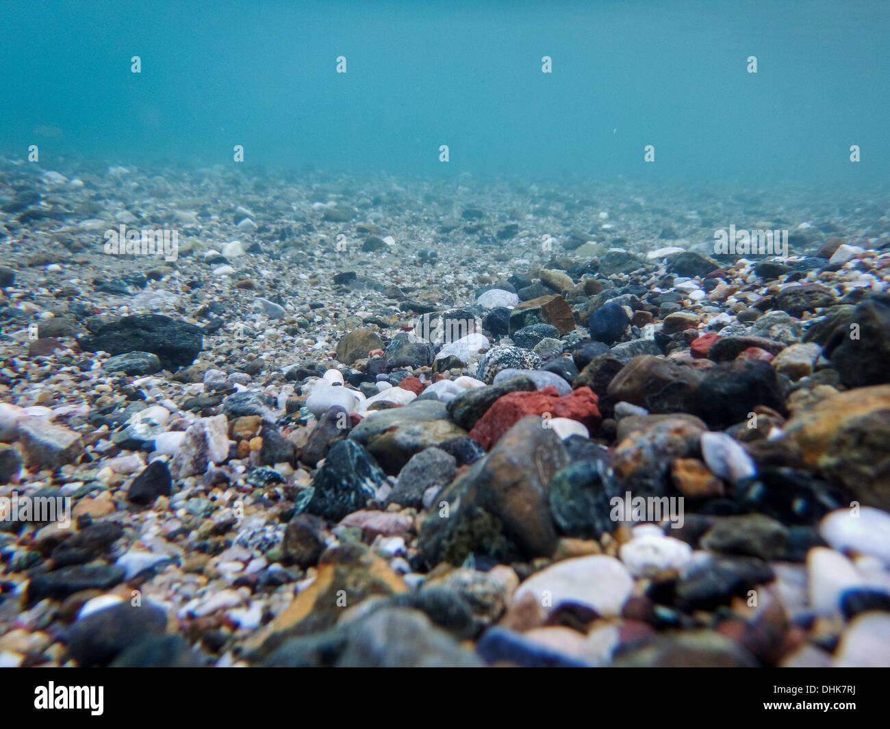 Una imagen submarina de una playa de grava cerca de Marmaris en Turquía Foto de stock