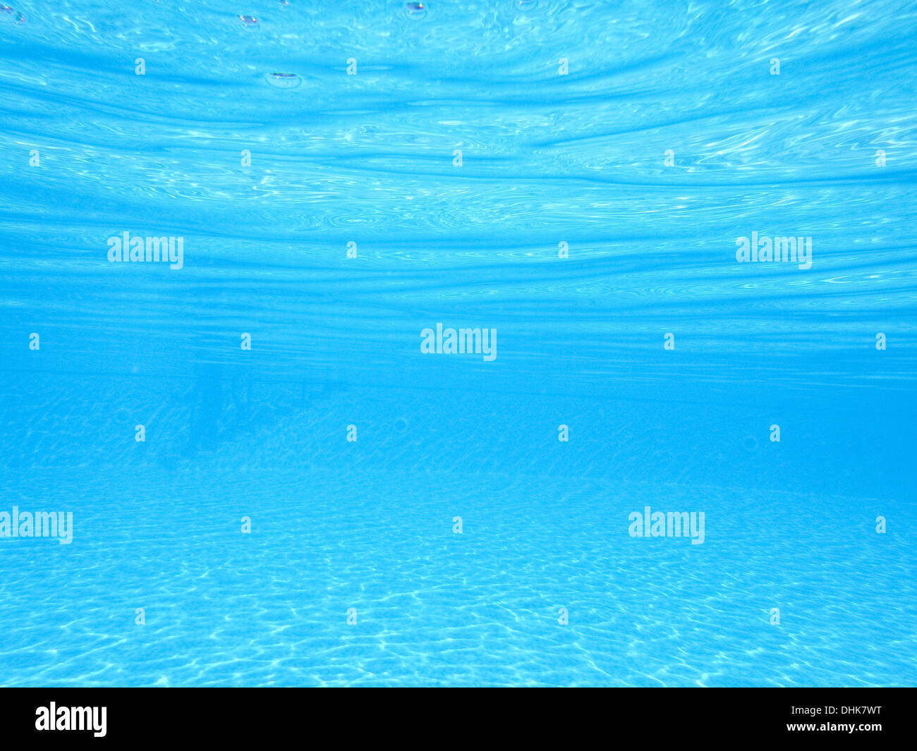 Imagen Submarina de una piscina con patrones de luz en un día soleado Foto de stock