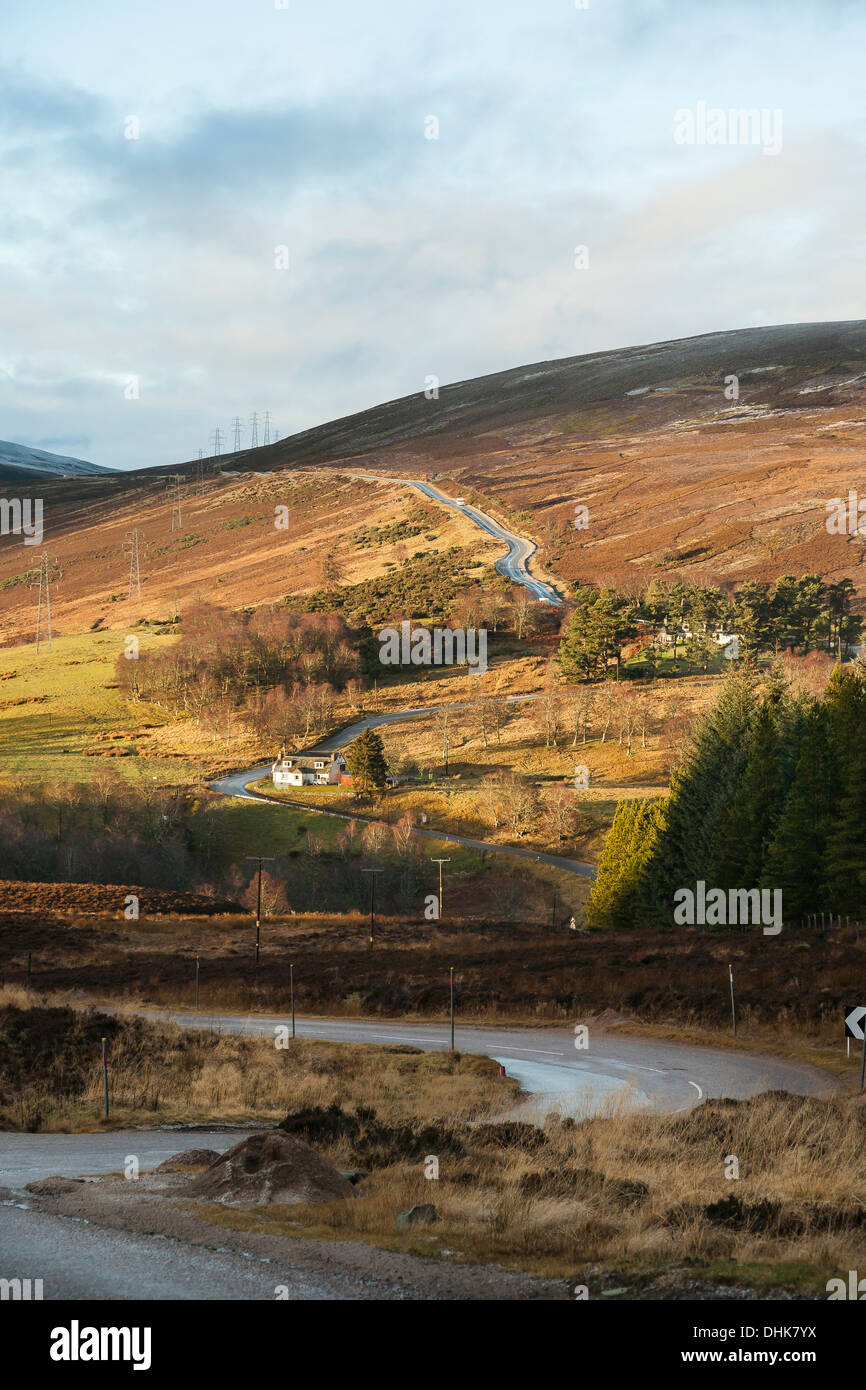El Bergantín O' Broon highland pasar en las Tierras Altas de Escocia. Foto de stock