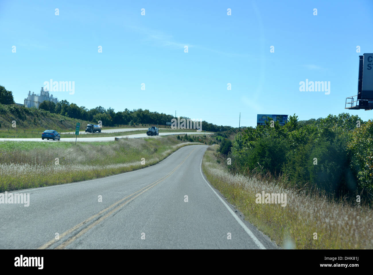 La vieja ruta 66 Ruta de 2 carriles se ejecuta junto con la nueva autopista interestatal 44 oeste, construido para la variante de la carretera vieja, en Missouri, EE.UU. Foto de stock