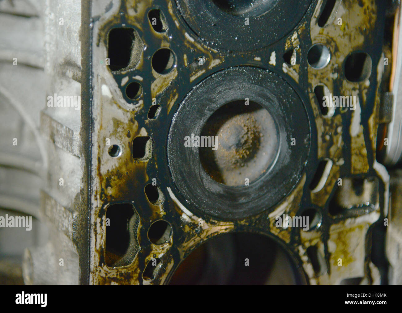 Despojado BMW N47 Motor diesel en un garaje taller, mostrando la parte