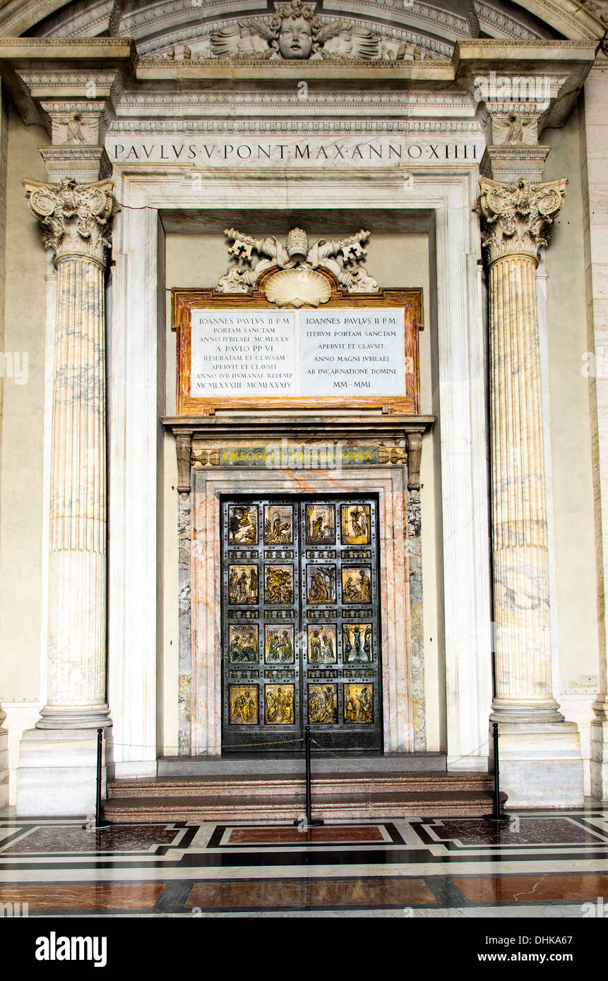 Puerta santa (Porta Santa) más septentrional de la entrada a la Basílica de  San Pedro en el Vaticano. Es pegada cerrada y sólo abre para años de  Jubileo. - Roma, Italia Fotografía