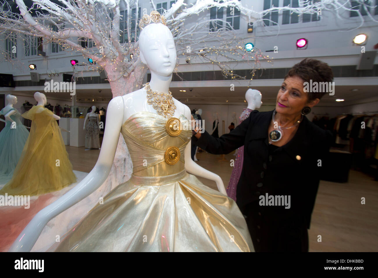 Londres, Reino Unido. 12 de noviembre de 2013. Un ayudante de christies mira un vestido usado por la Cenicienta diseñado por Versace. 10 vestidos exclusiva como parte de una colaboración entre Disney Londres, Reino Unido. 12 de noviembre de 2013. Un ayudante de christies mira un vestido usado por la Cenicienta diseñado por Versace. 10 vestidos exclusiva como parte de una colaboración entre Disney