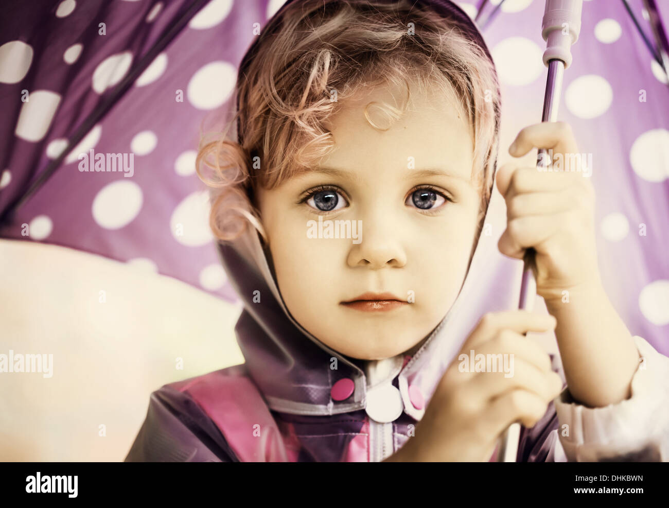Cute Little Girl sosteniendo un paraguas, cerca en vertical Foto de stock