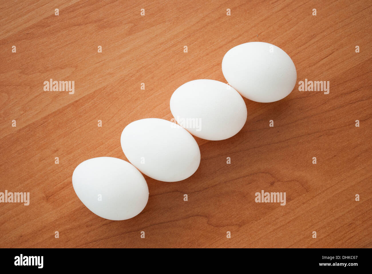 Los huevos de pollo sobre una tabla de madera Foto de stock