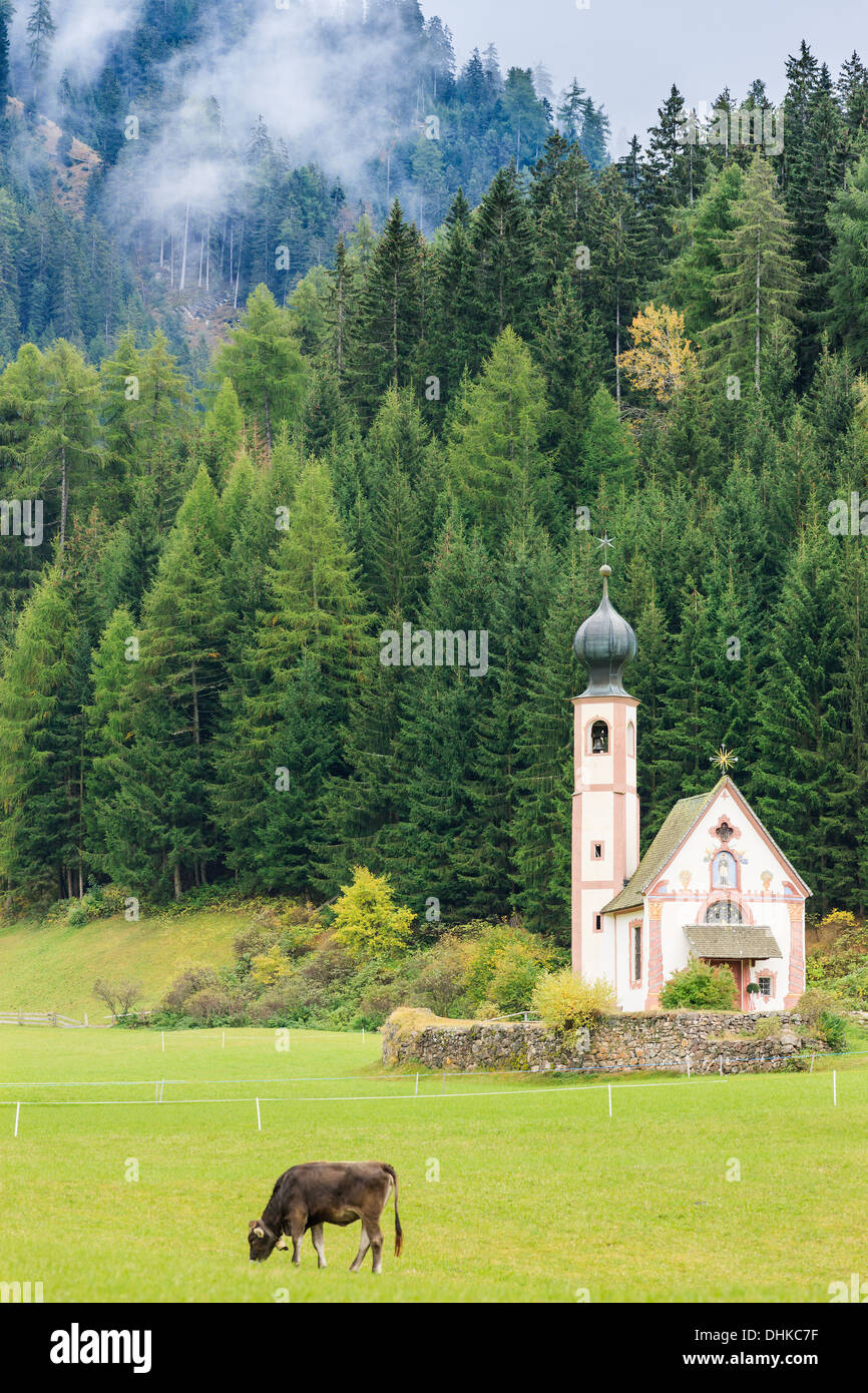 St. Johann (San Giovanni en italiano) capilla en Val di Funes en los Dolomitas, en el norte de Italia Foto de stock