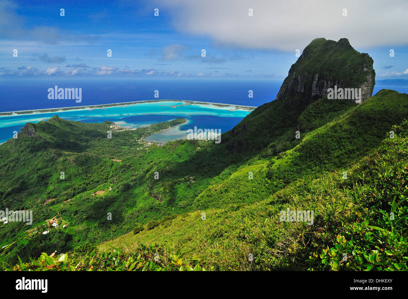 Vista hacia el riff, Motu y Monte Otemanu, desde el Monte Pahia, Bora Bora, Islas Sociedad, Polinesia Francesa, las Islas de Barlovento, Foto de stock