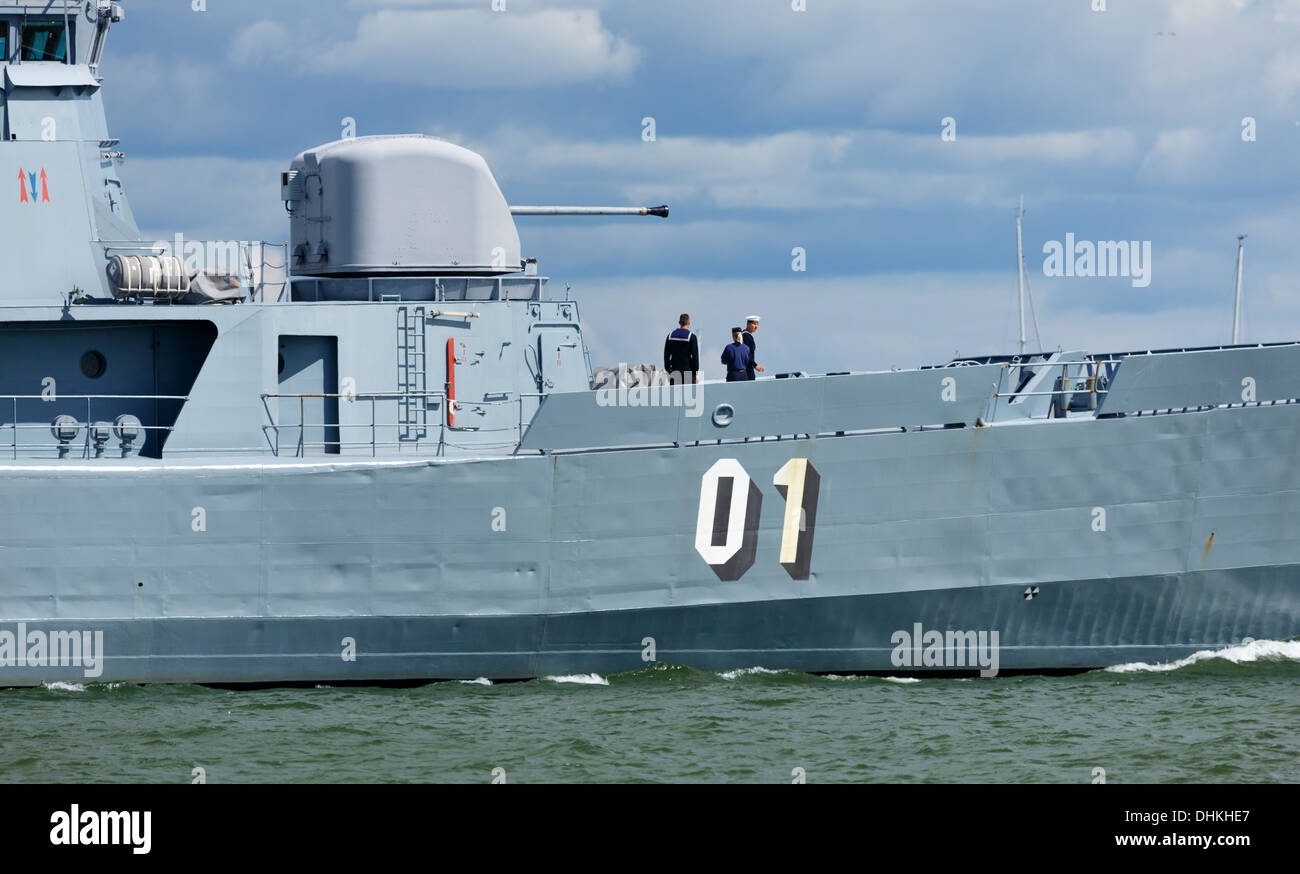 Minador y barco de entrenamiento FNS Pohjanmaa partiendo desde el oeste del Puerto de Helsinki en la Tall Ships carreras de 2013. Foto de stock