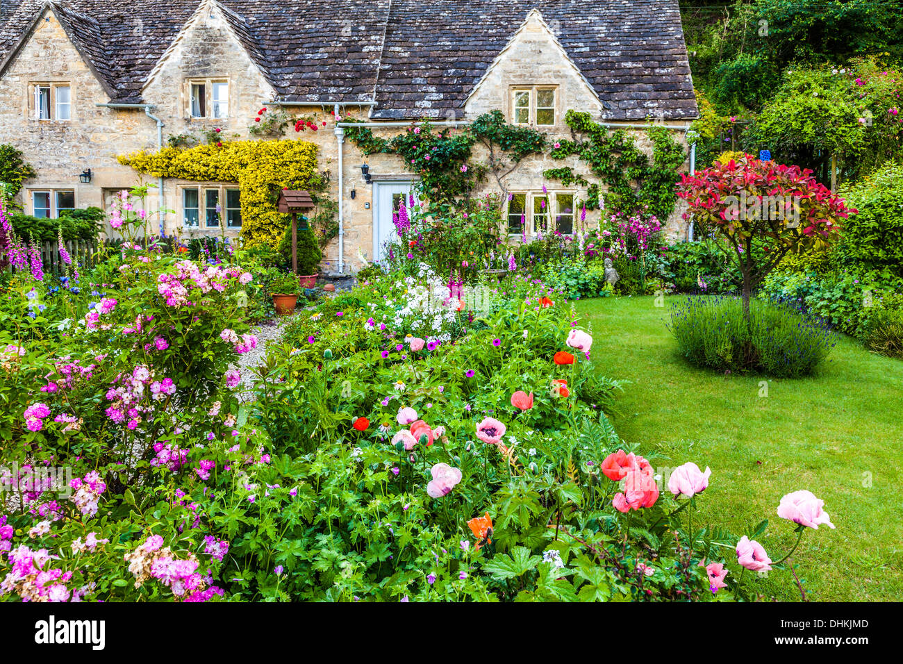 Un bonito jardín inglés en la aldea de Cotswold Bibury en verano. Foto de stock