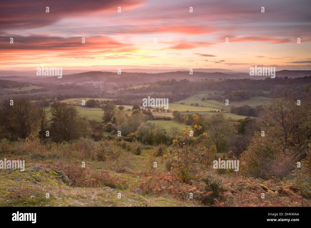 Esta fotografía fue tomada desde la colina en el solsticio de verano Malvern Hills, Herefordshire, al atardecer casting fuerte amarillos y rosas Foto de stock