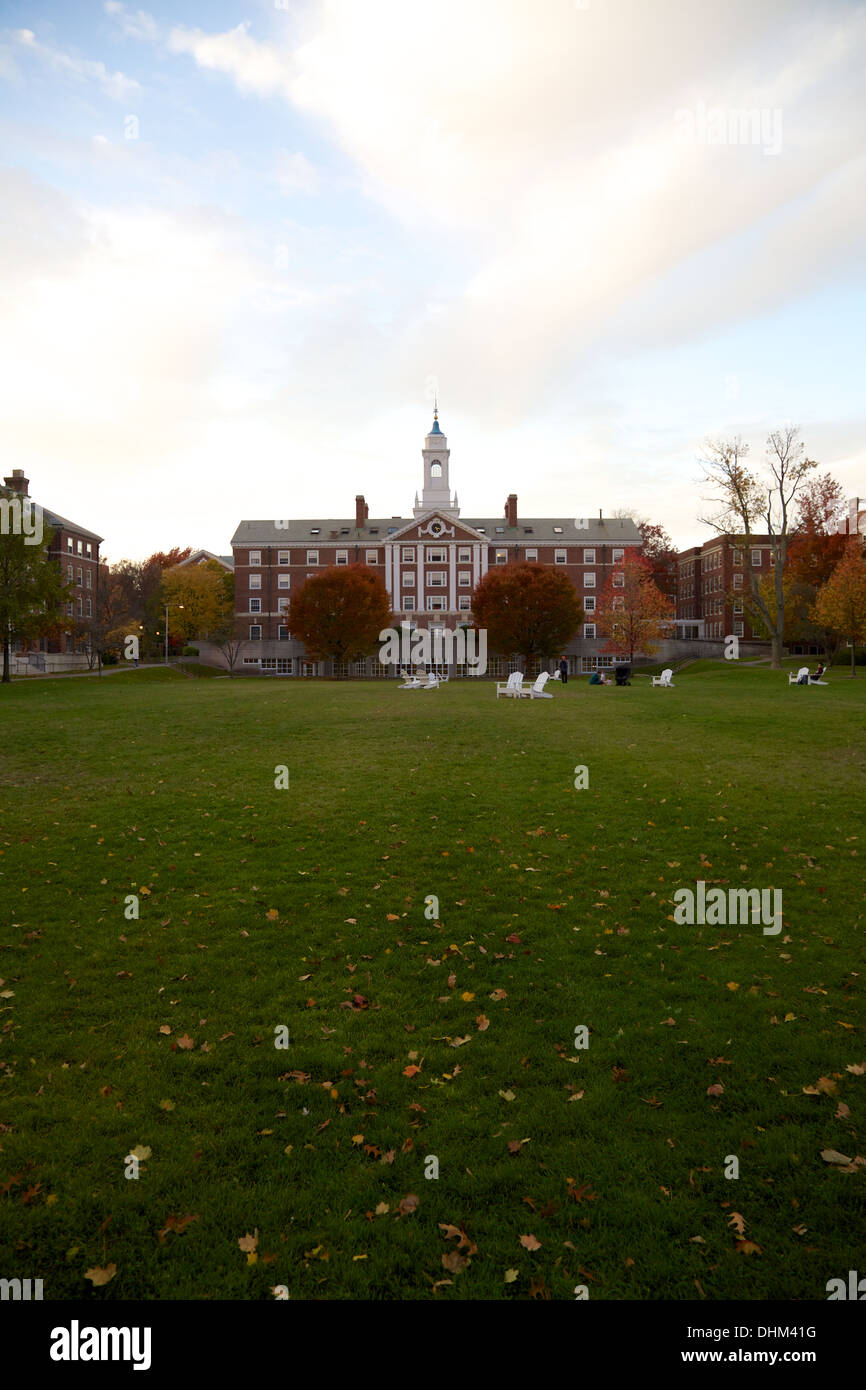 Vista a través de la histórica Plaza Radcliffe College en el campus de Harvard University en Cambridge, MA, EE.UU. en noviembre de 2013. Foto de stock