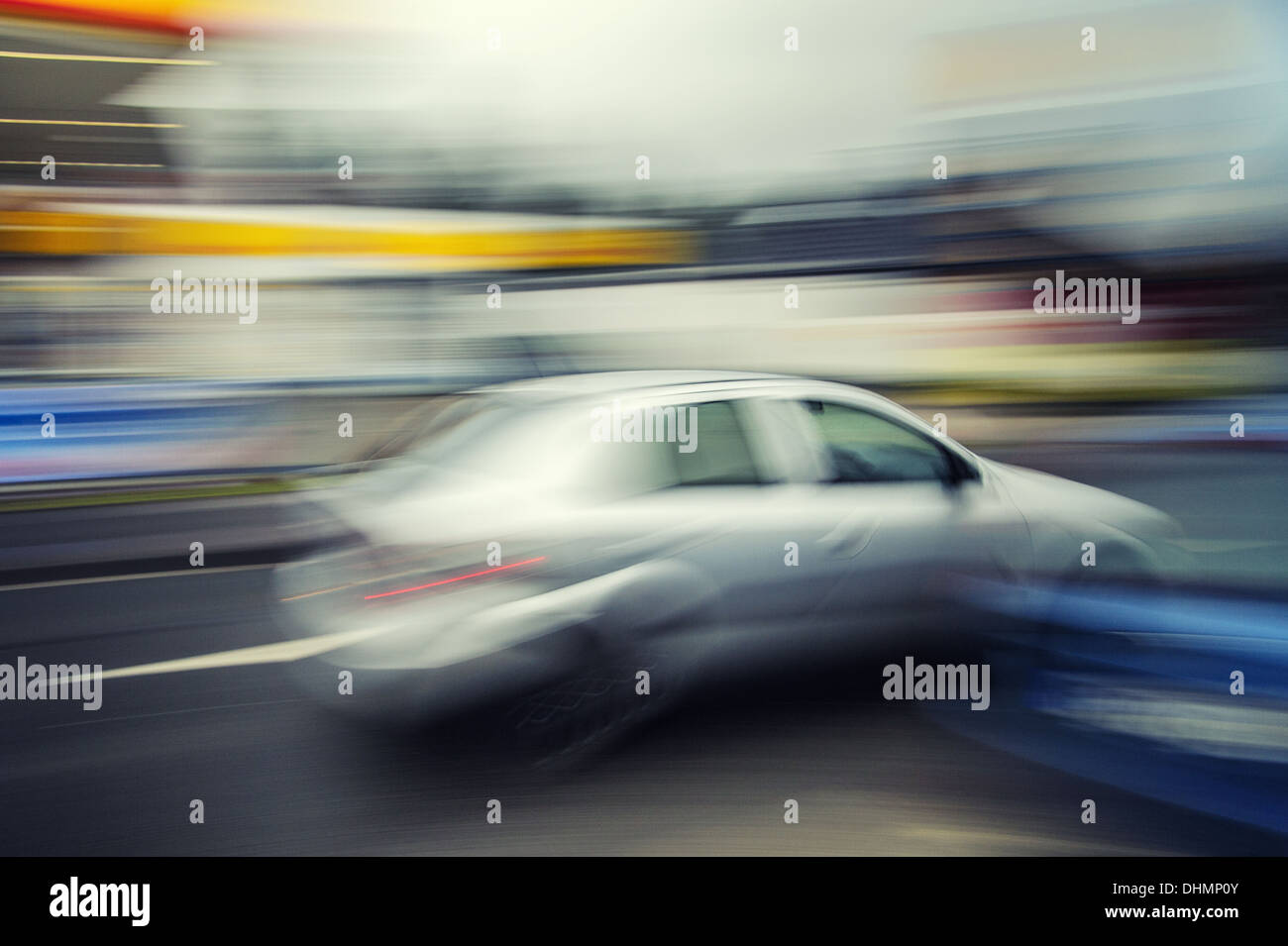 Coche funciona a velocidades excesivas en una Foto de stock