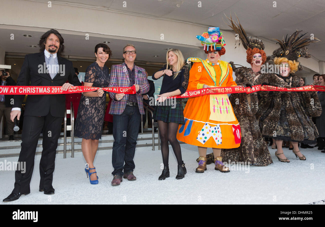 Londres, Reino Unido. 13 de noviembre de 2013. Apertura de la casa Ideal Show con L-R: Lawrence Llewelyn-Bowen, Suzy Perry, Olly Smith, Lisa Faulkner y panto dames. Ideal Home Show en Navidad de 2013 se abre en el centro de exposiciones Earl's Court (13-17 de noviembre de 2013). Foto: Nick Savage/Alamy Live News Foto de stock