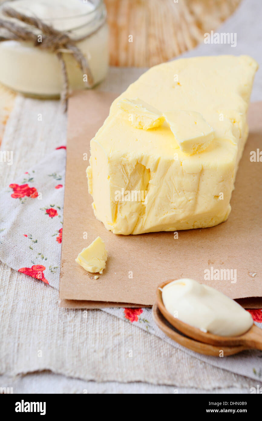 Trozo de mantequilla y crema agria en un pequeño frasco de vidrio,  alimentos Fotografía de stock - Alamy