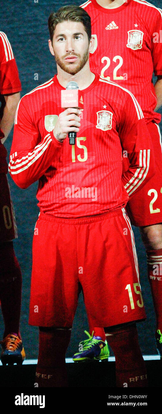 Madrid, Madrid, España. 13 Nov, 2013. Sergio Ramos al hablar en la  presentación de adidas de la Selección Española de Fútbol kit para la Copa  del Mundo de 2014 en el Teatro