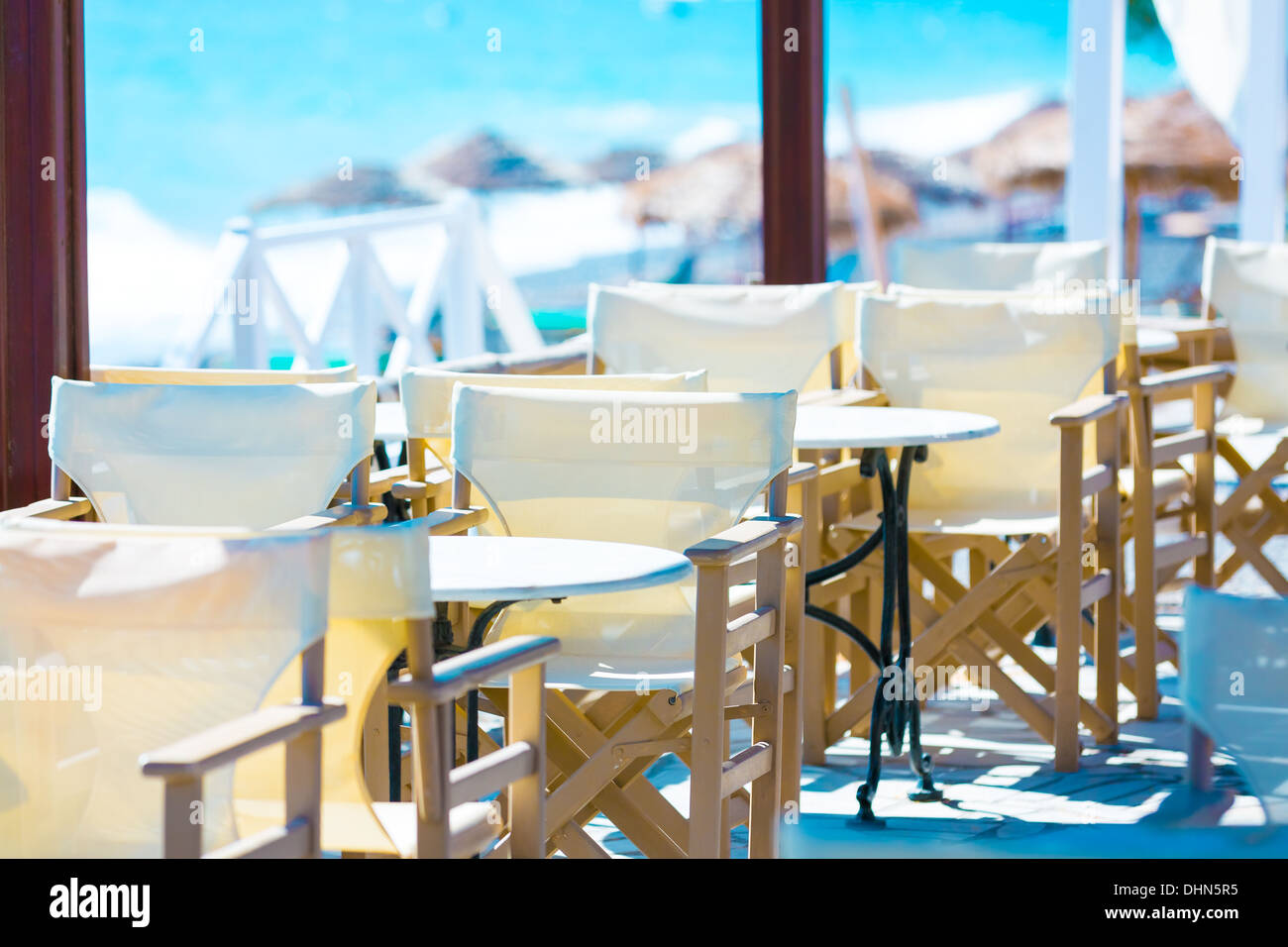 Restaurante en la playa con tablas vacías Foto de stock