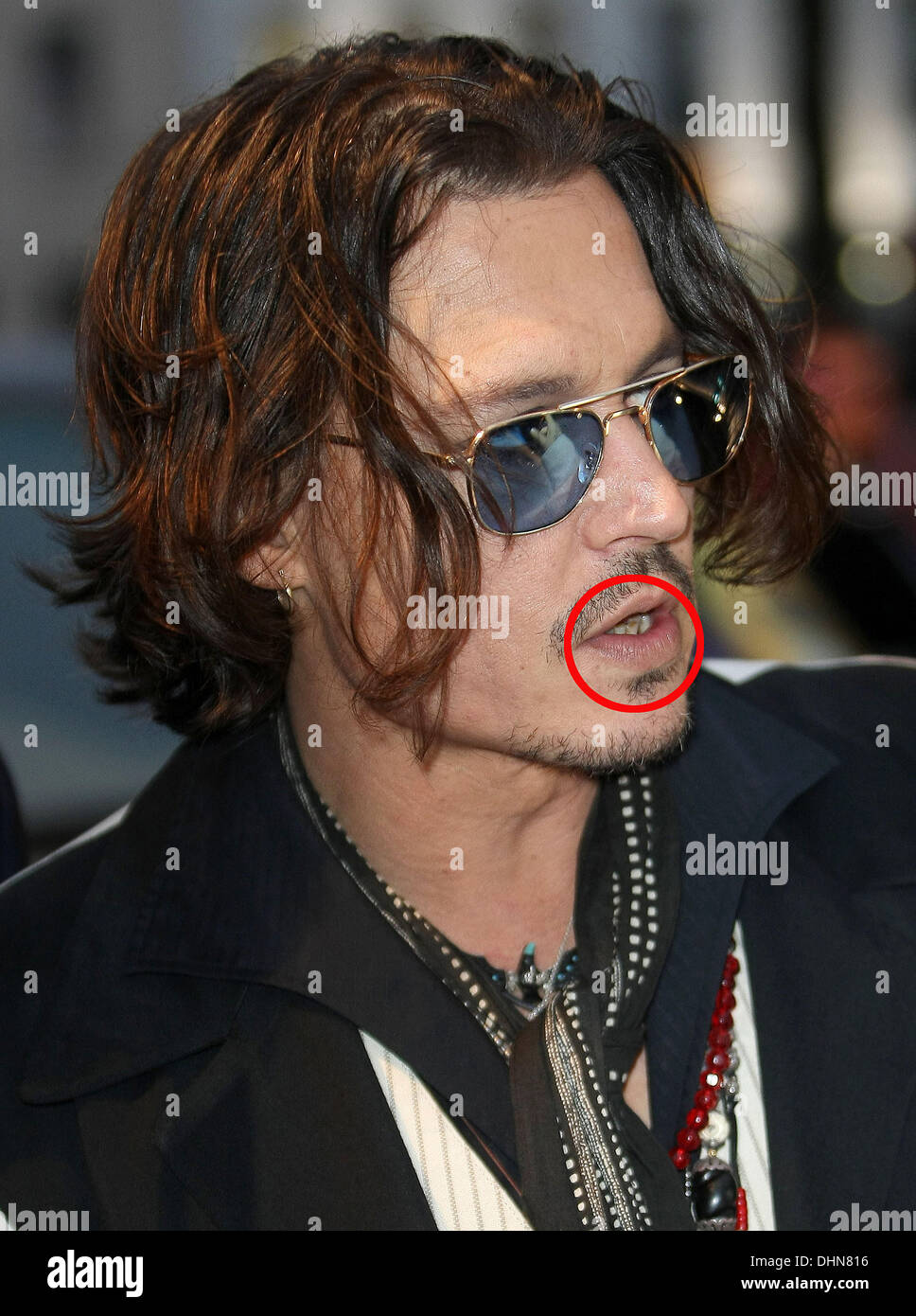 Johnny Depp muestra dientes manchados marrón en su última película de