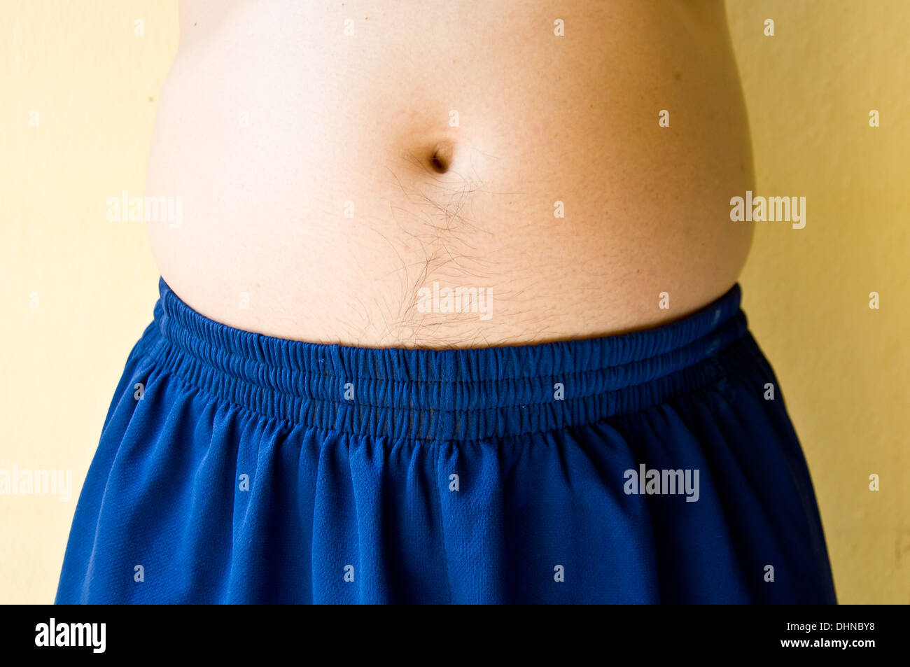 Fat Man mostrar cintura de principiante la obesidad Foto de stock