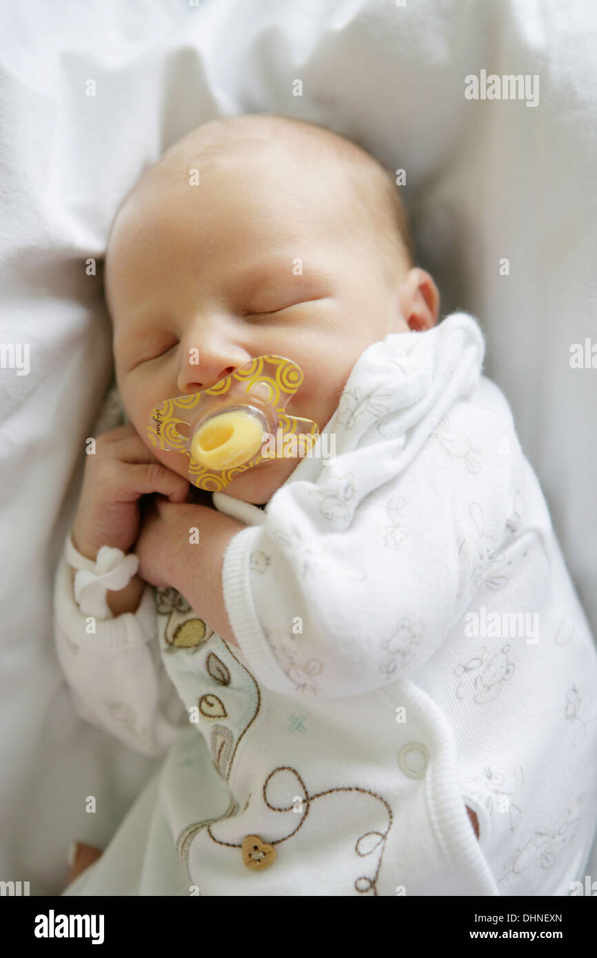 Niño Recién Nacido Bebé Prematuro A Cabo Tranquila, Con Un Chupete Fotos,  retratos, imágenes y fotografía de archivo libres de derecho. Image 11755612
