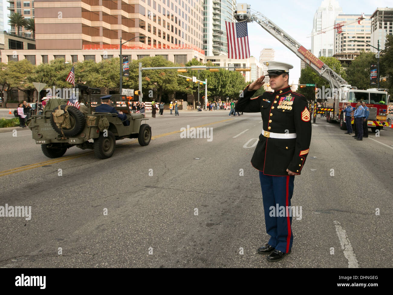 Blanco macho en uniforme militar, saluda durante un desfile del Día del Veterano en Austin, Texas Foto de stock