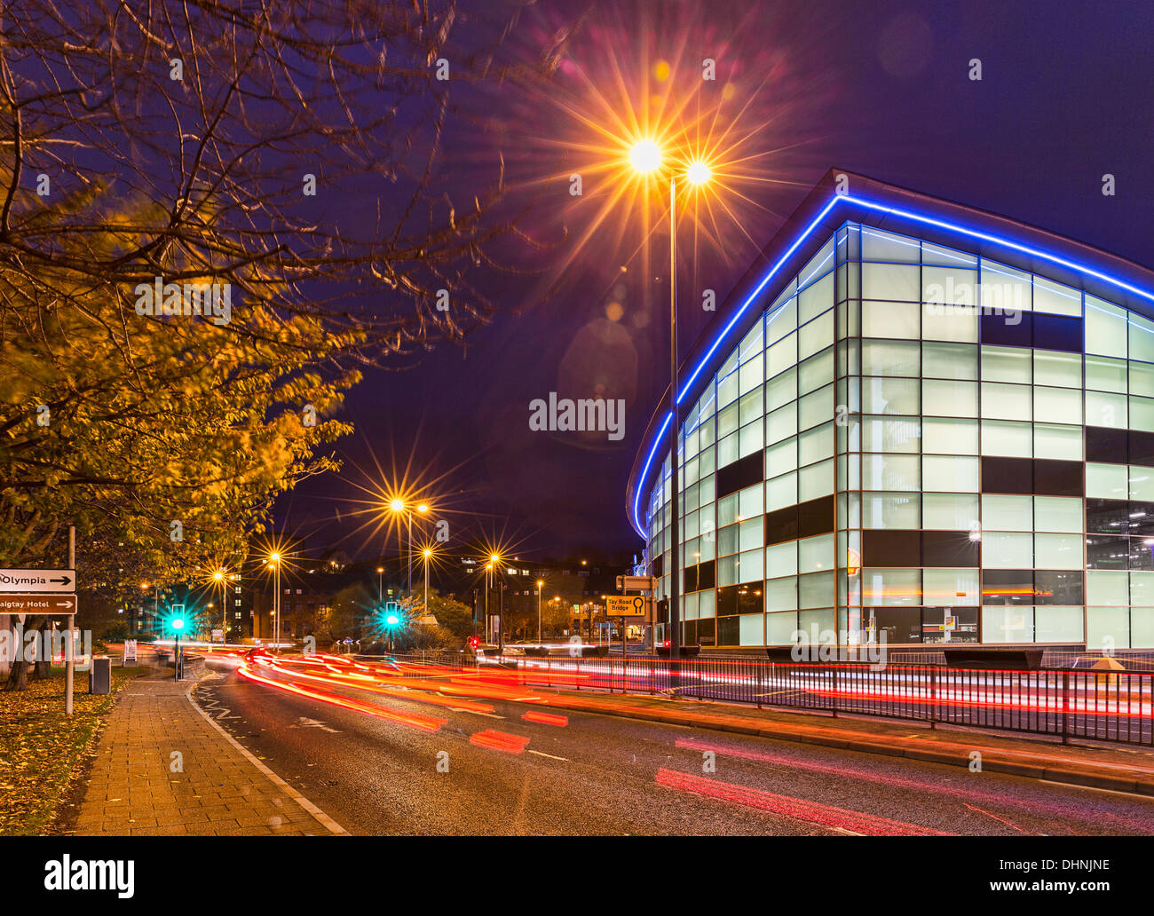 El tráfico pasa delante del nuevo Olimpia Piscinas en East Whale Lane en Dundee, Escocia Foto de stock