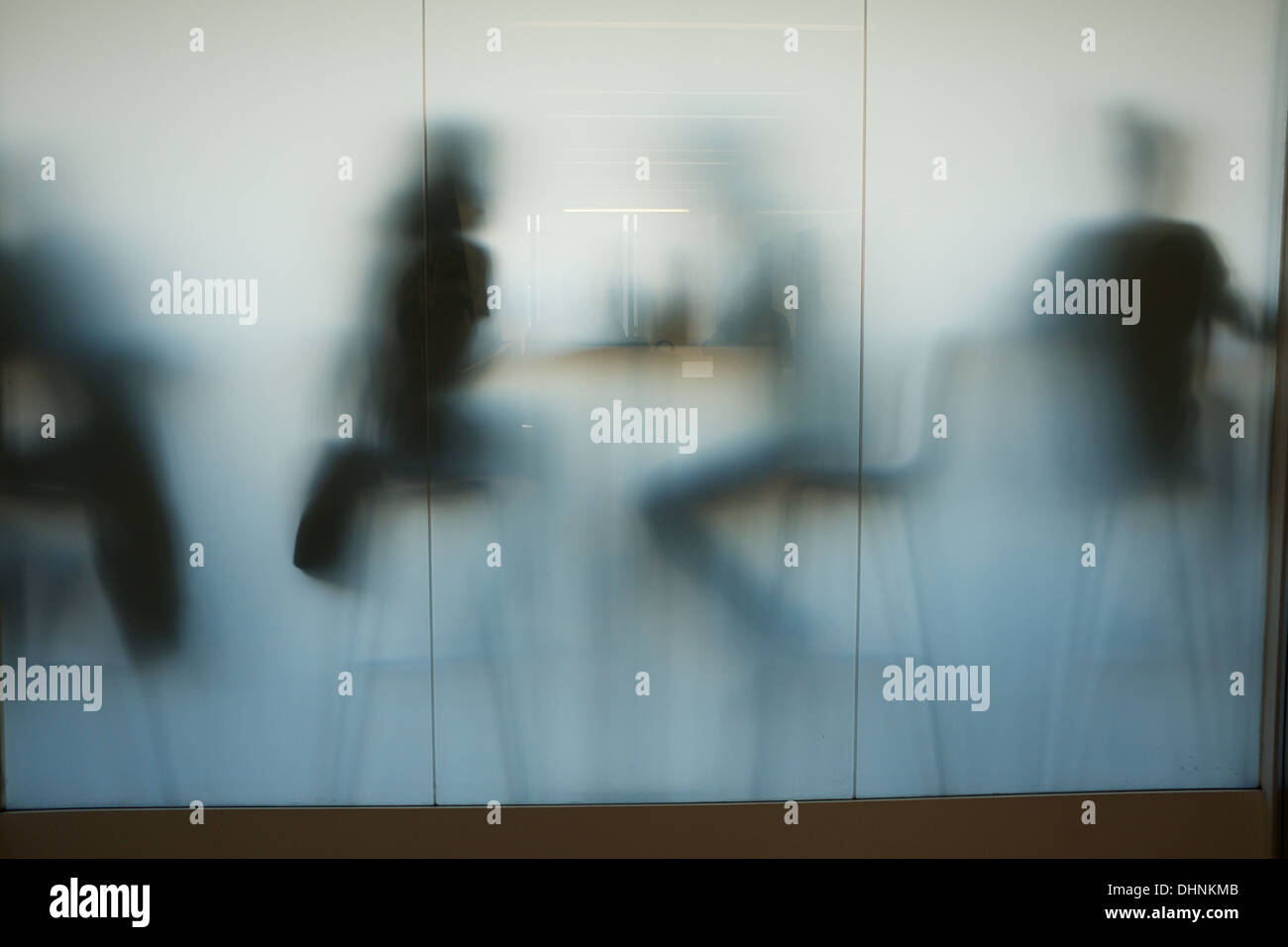 Siluetas de cafe diners mediante el vidrio esmerilado Foto de stock