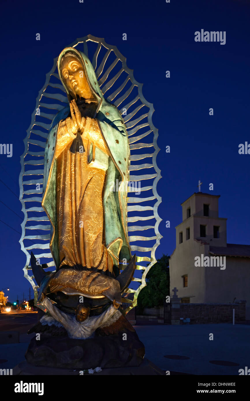 Nuestra Señora de Guadalupe, la escultura y el Santuario de la Iglesia de Guadalupe (1781), Santa Fe, Nuevo México Fotografía de stock - Alamy Nuestra Señora de Guadalupe, la escultura y el Santuario de la Iglesia de Guadalupe (1781), Santa Fe, Nuevo México Fotografía de stock - Alamy