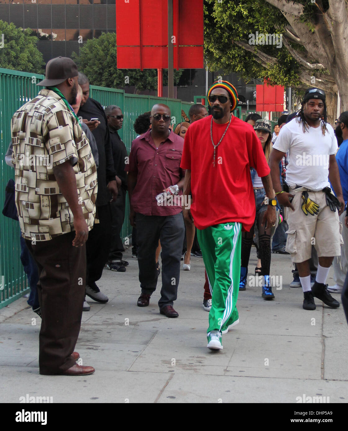 Snoop Dogg llega en el set de su último video musical en el centro de Los  Angeles. El Gin and Juice hitmaker vestía un estilo rastafari chándal Adidas  y fue visto detrás