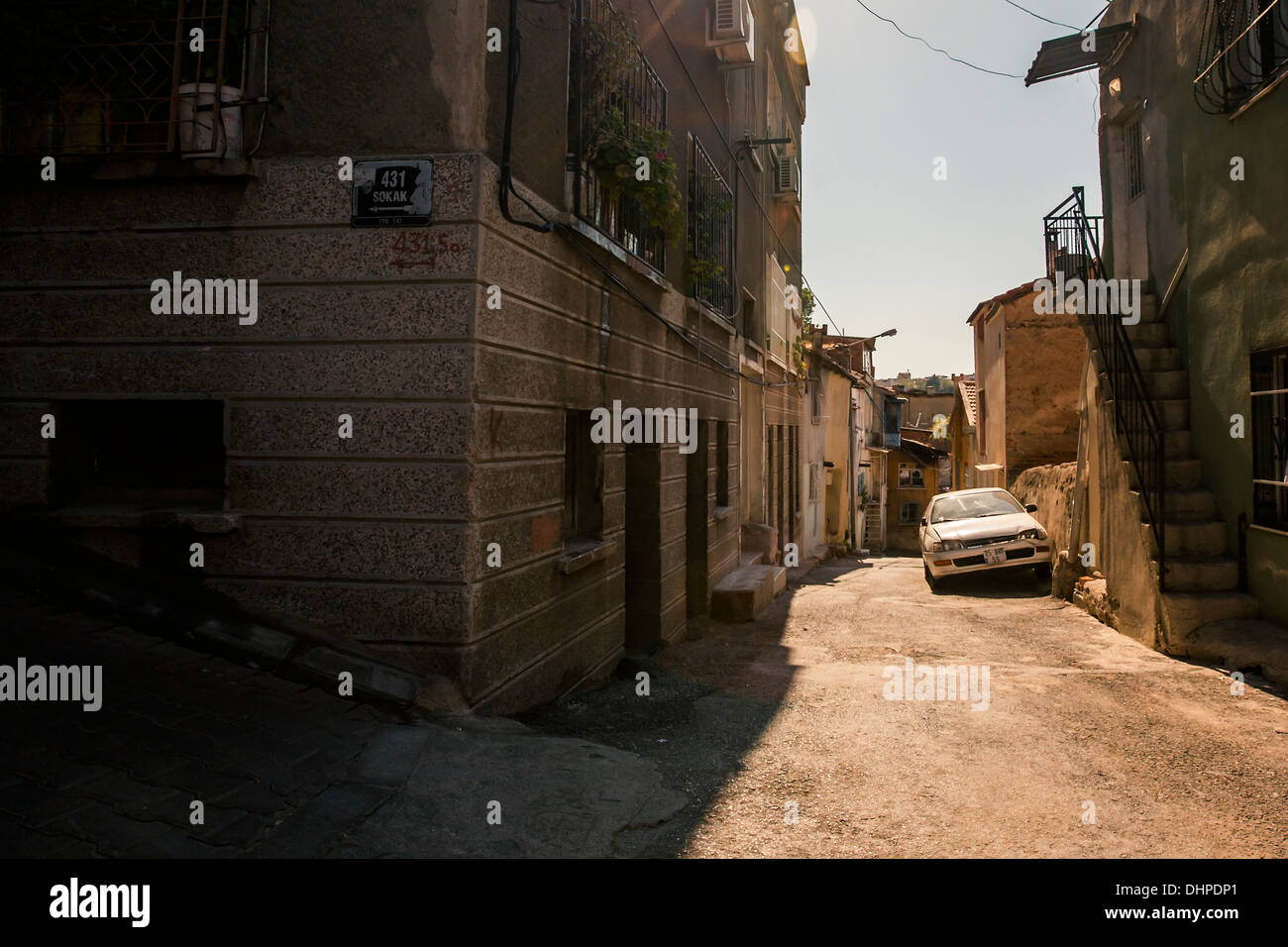 Calles estrechas de la ciudad vieja de Izmir, Turquía Foto de stock