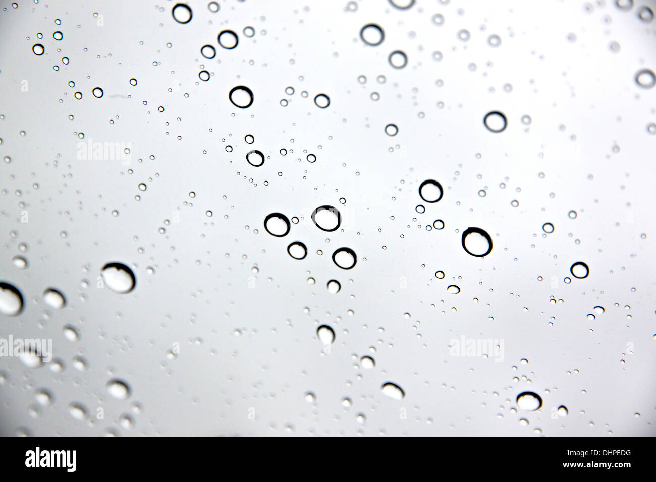 La imagen fondo gotas de agua en el parabrisas de coche. Foto de stock