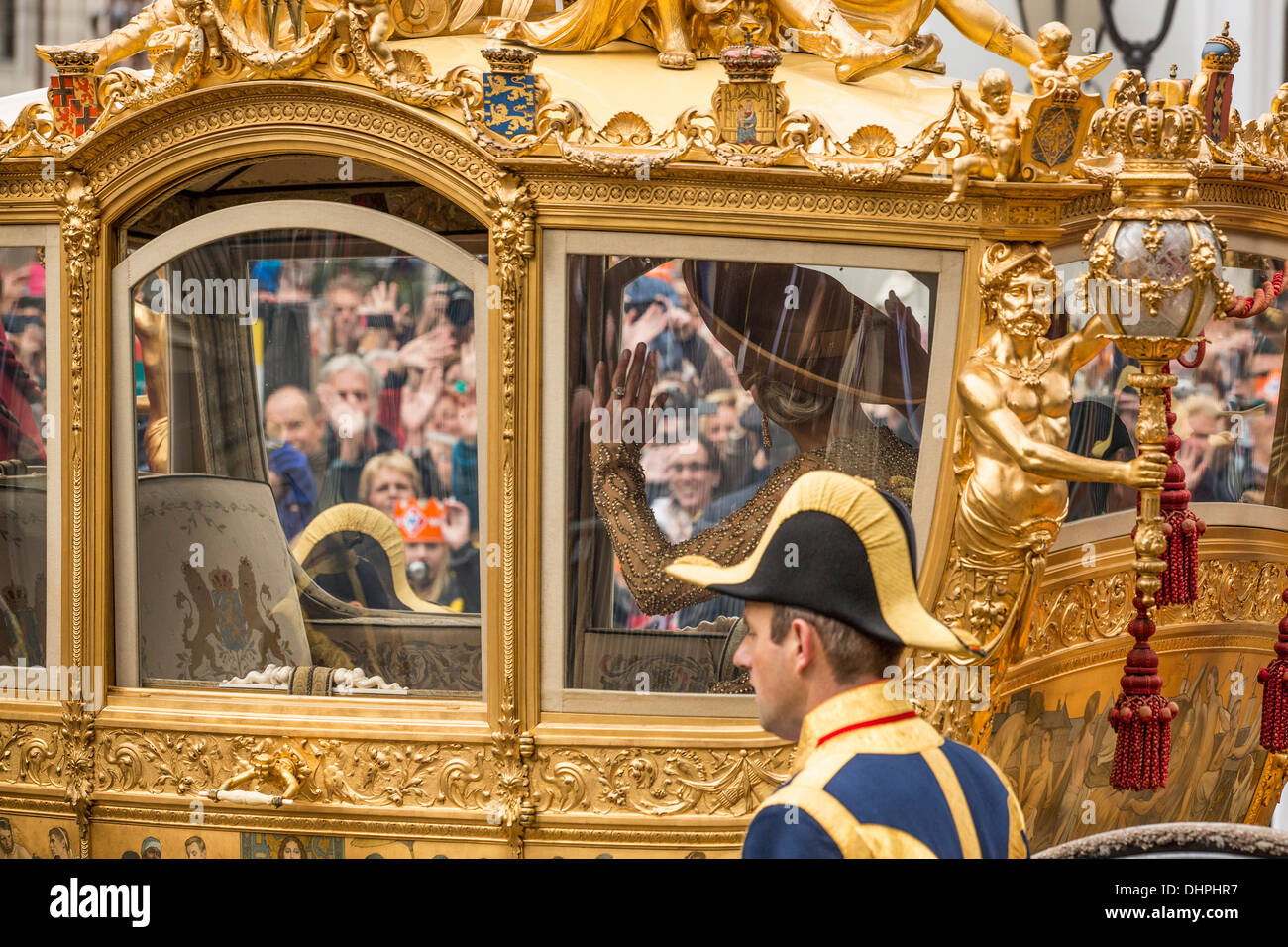 Los Países Bajos, La Haya, 17 de septiembre de 2013, llamado Prinsjesdag, Rey Willem-Alexander y reina Maxima en el golden coach Foto de stock