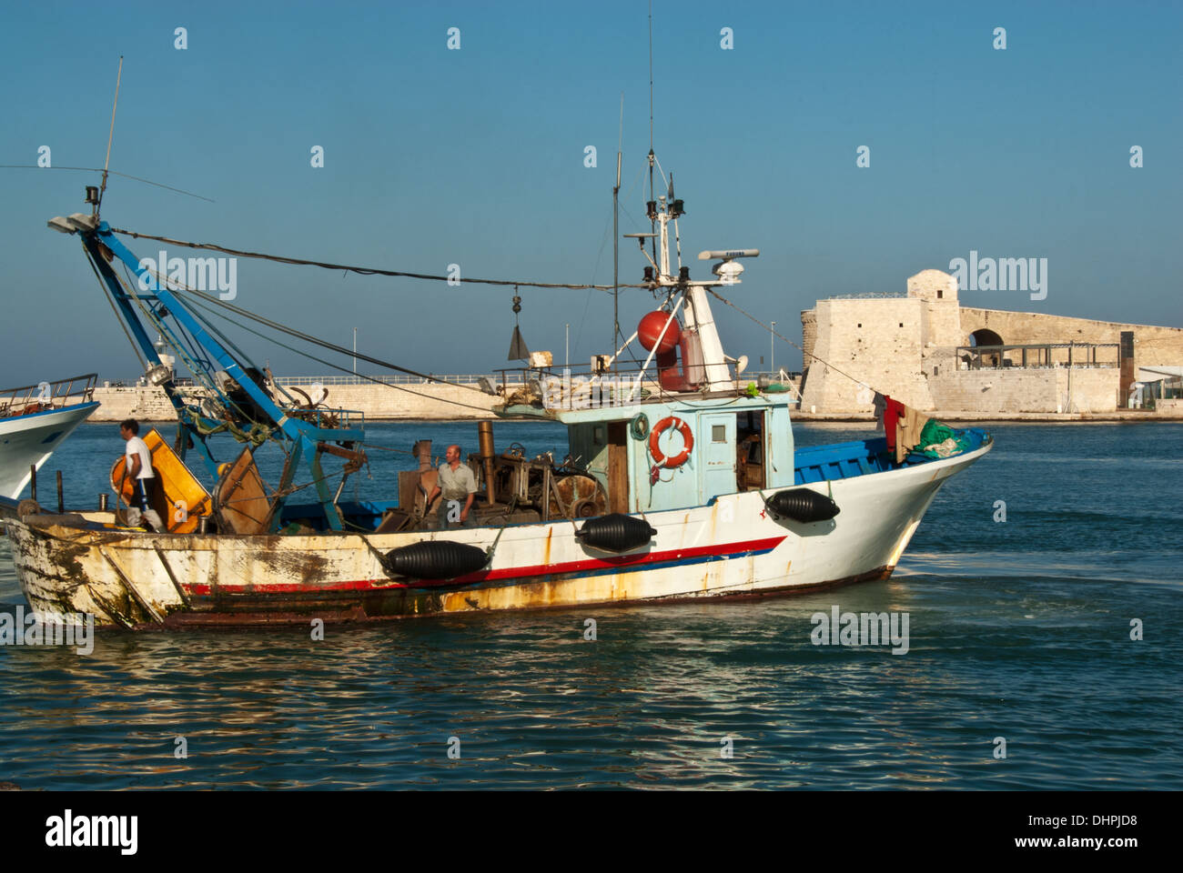 Barco de pesca comercial en el puerto de Otranto, Puglia, Italia Foto de stock