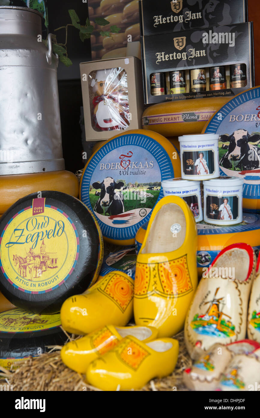Los Países Bajos, La Haya, tienda de regalos con productos típicos holandeses, como el queso y los zuecos Foto de stock