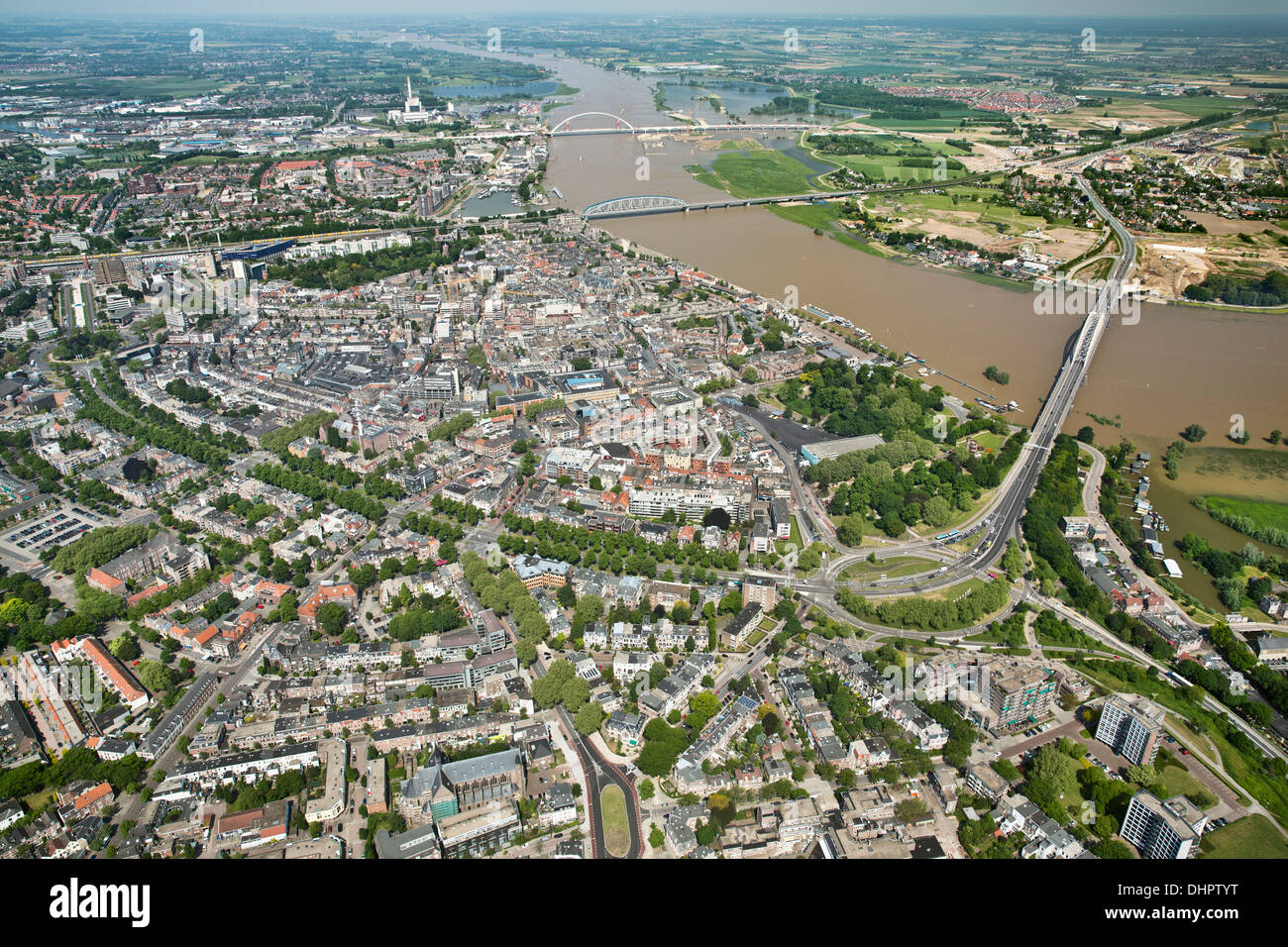 Países Bajos, Nijmegen. Vistas sobre la ciudad y el río Waal. Antena Foto de stock