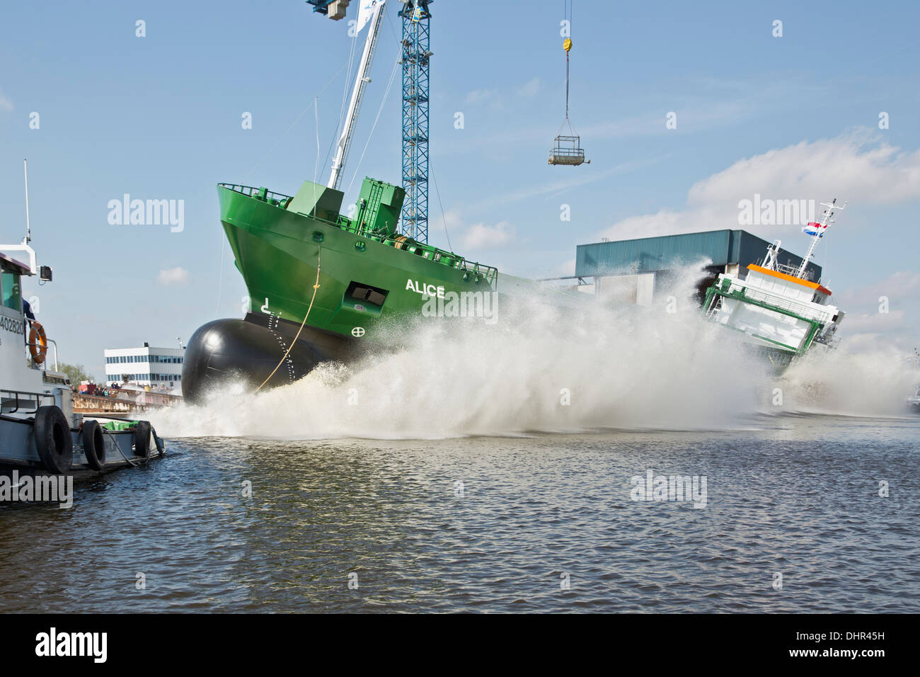 Países Bajos, Westerbroek, lanzamiento de buques de carga general en la Ferus Astillero de SMIT. Canal llamado Winschoterdiep Foto de stock