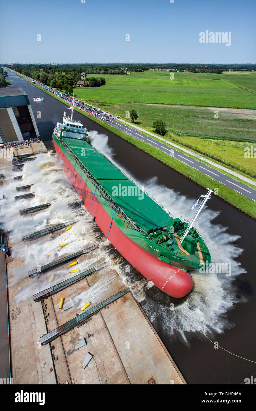 Países Bajos, Westerbroek, lanzamiento de buques de carga general en la Ferus Astillero de SMIT. Canal llamado Winschoterdiep. Vista aérea Foto de stock