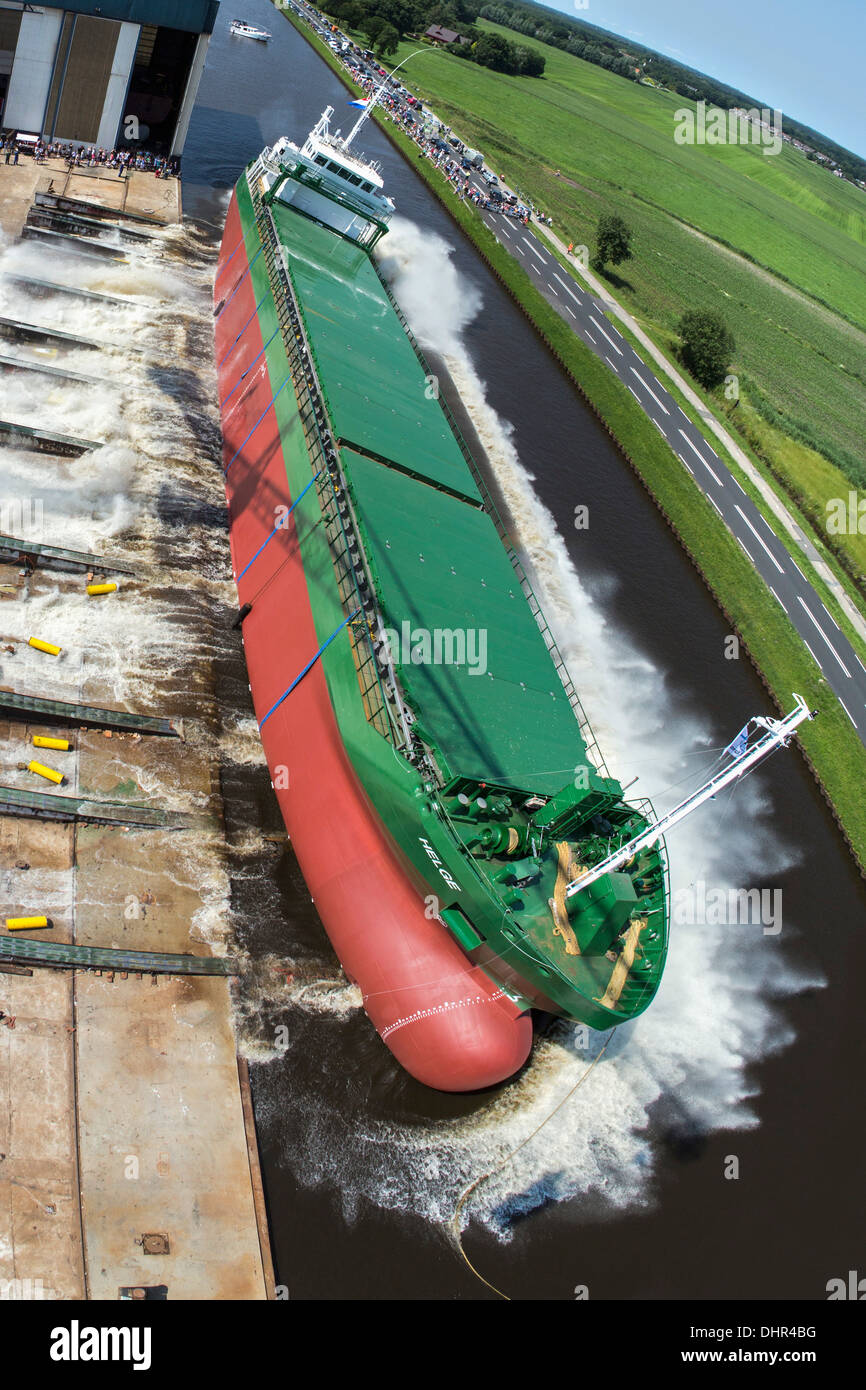 Países Bajos, Westerbroek, lanzamiento de buques de carga general en la Ferus Astillero de SMIT. Canal llamado Winschoterdiep. Vista aérea Foto de stock