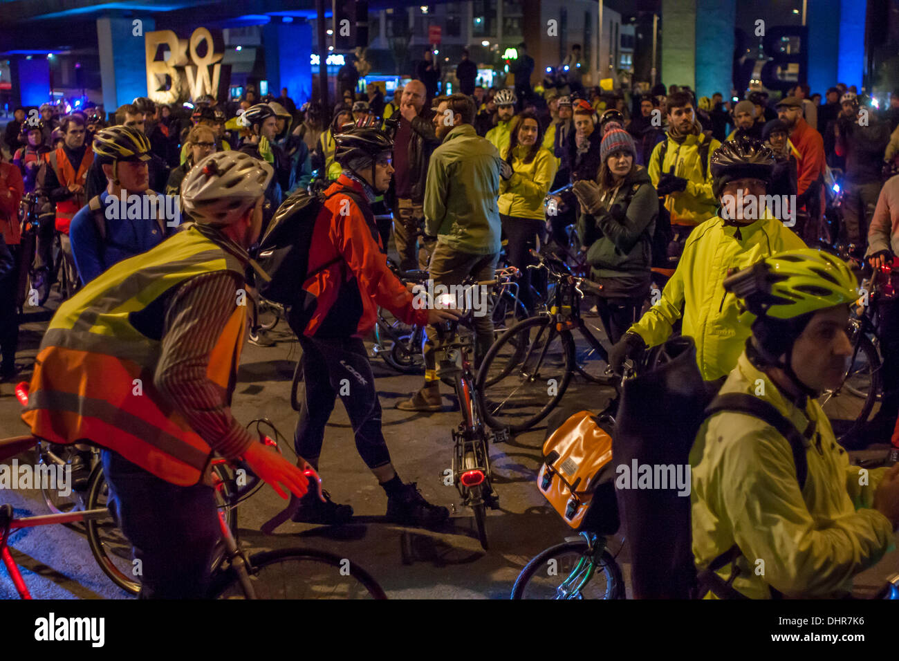 Londres, Reino Unido. 13 de noviembre de 2013. 1000 ciclistas se reúnen en la rotonda de proa, Londres, para protestar 4 muertes en 8 días de Crédito: © Zefrog/Alamy Live News Foto de stock