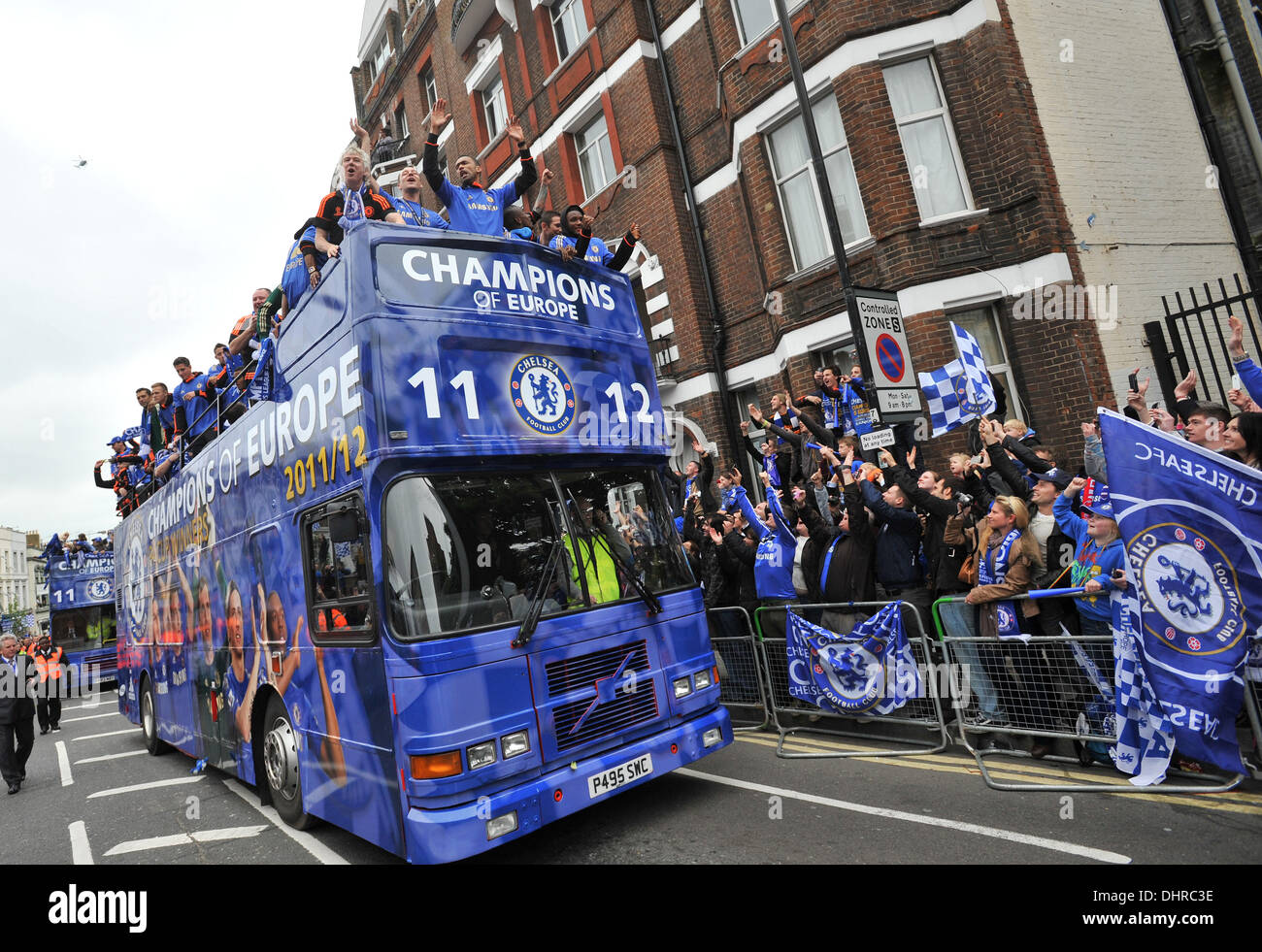 Atmósfera Chelsea FC Liga de Campeones Victoria Parade - El Trofeo de Liga de Campeones de Europa se muestra desde un autobús descubierto por los jugadores que viajan a lo largo de King's Road, Londres, Inglaterra - 20.05.12 Foto de stock
