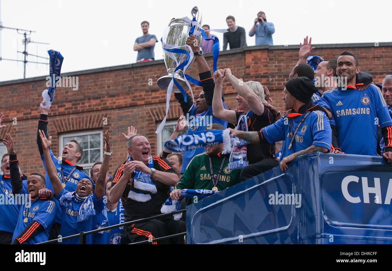 Chelsea FC Liga de Campeones Victoria Parade - El Trofeo de Liga de Campeones de Europa se muestra desde un autobús descubierto por los jugadores que pasan el Stamford Bridge. Londres, Inglaterra - 20.05.12 Foto de stock