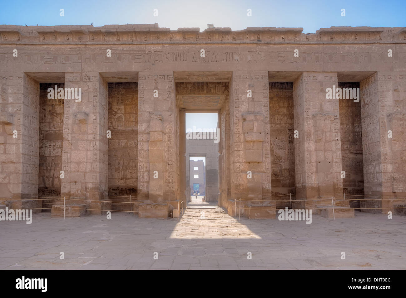 Uno de los pilones de Medinet Habu templo en Luxor, Egipto Foto de stock