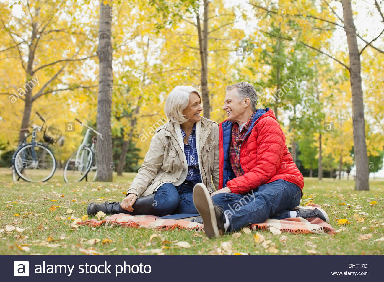 La longitud completa de la pareja mirarse en el parque Foto de stock