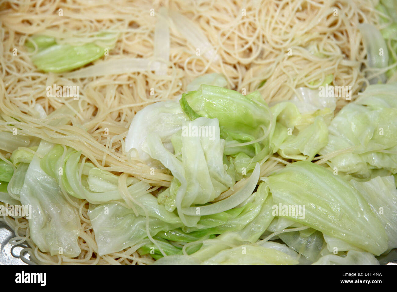 La imagen de fideos mezclados con las verduras en una sartén. Foto de stock