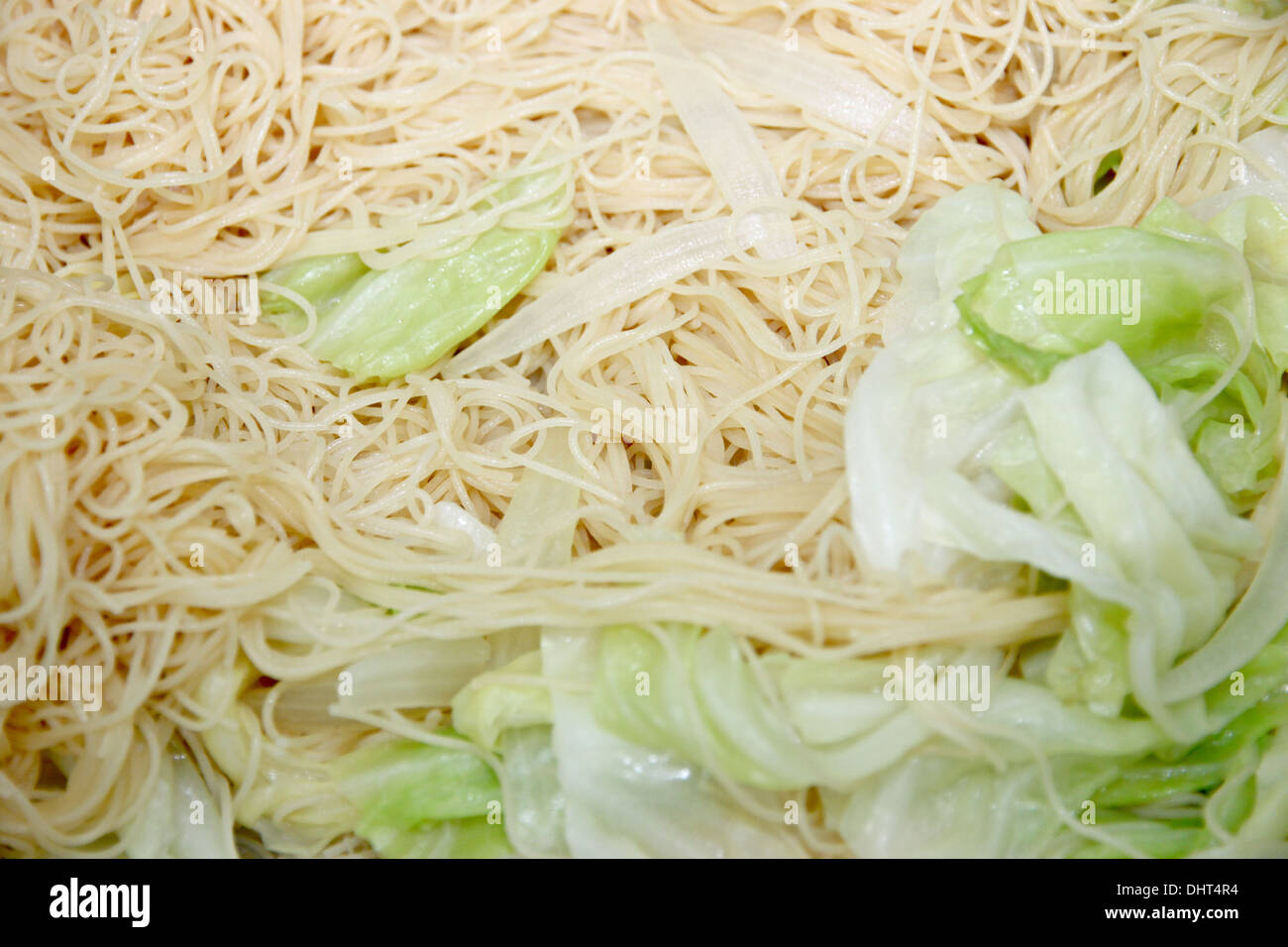 La imagen de fideos mezclados con las verduras en una sartén. Foto de stock