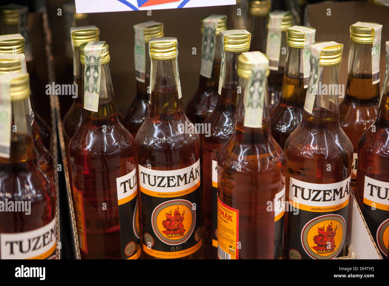 Tuzemak es un estante de supermercado de licor alcohólico destilado checo Foto de stock