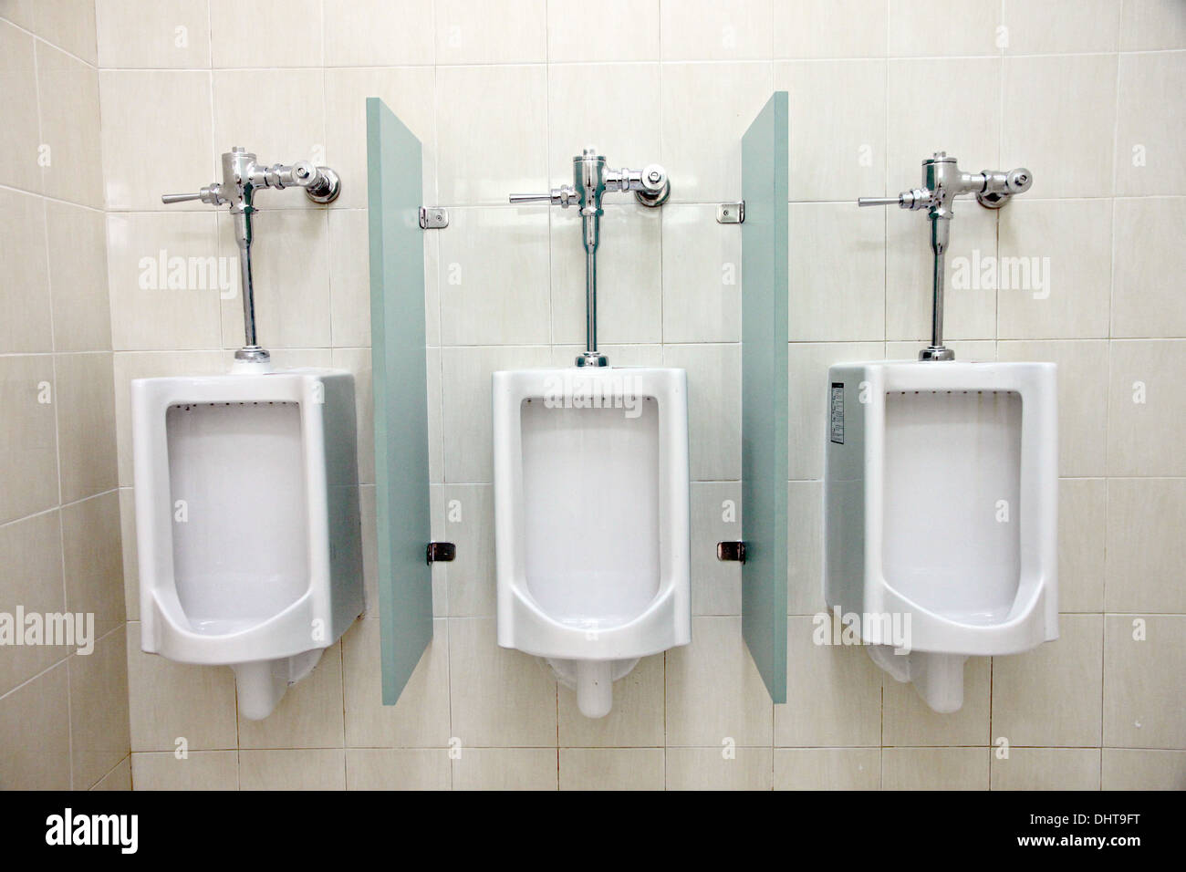 La imagen se centran los urinarios en los baños de hombres. Foto de stock